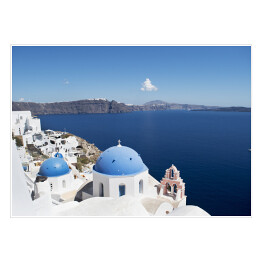 Plakat samoprzylepny Widok na białe domy i niebieskie dachy na Santorini