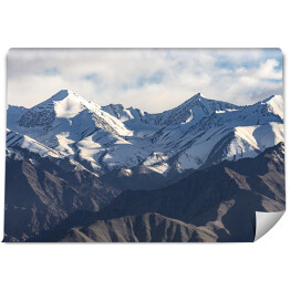 Fototapeta samoprzylepna Cieniowanie pasmo górskie z pochmurnym niebem w Leh Ladakh