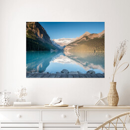Plakat samoprzylepny Bezchmurne niebo nad Jeziorem Louise, Banff - widok z drewnianego pomostu