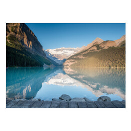 Plakat samoprzylepny Bezchmurne niebo nad Jeziorem Louise, Banff - widok z drewnianego pomostu