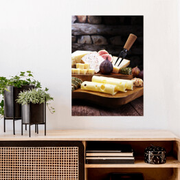 Plakat samoprzylepny Różne sery z figami na talerzu