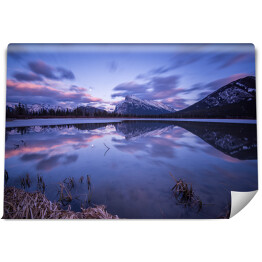 Fototapeta Wieczorny krajobraz Banff w różowych i niebieskich barwach