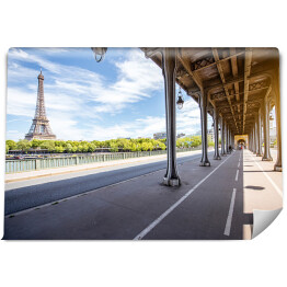 Fototapeta Widok na ulicę Paryża oraz na Wieżę Eiffla