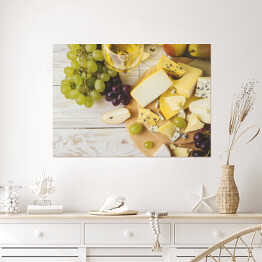 Plakat samoprzylepny Płyta serowa z winem, świeżymi winogronami i gruszkami
