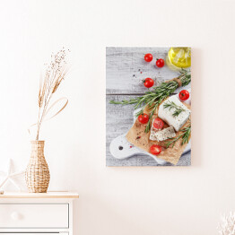 Obraz na płótnie Świeży ser feta z rozmarynem na białej drewnianej desce