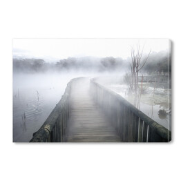 Obraz na płótnie Drewniany most na zamglonym jeziorze 