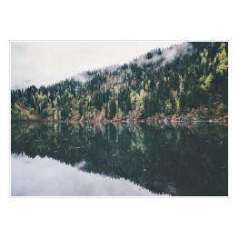 Plakat Krystalicznie czyste jezioro otoczone lasem