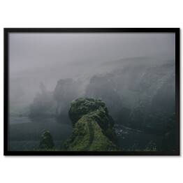 Plakat w ramie Klify porośnięte mchem we mgle, Islandia