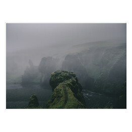 Plakat Klify porośnięte mchem we mgle, Islandia