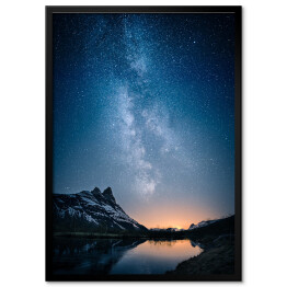 Plakat w ramie Nocne niebo nad jeziorem w górach
