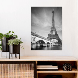 Plakat Francuska podróż. Czarno biała fotografia most i Wieża Eiffla