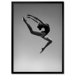 Plakat w ramie Elastyczna dziewczyna w skoku. Czarno-białe zdjęcie.