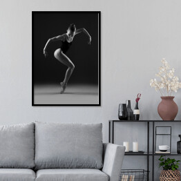 Plakat w ramie Baletnica w czarnym trykocie w geometrycznej pozie. Czarno-białe zdjęcie.