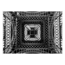 Plakat samoprzylepny Dół wieży Eiffla w pochmurny dzień w czerni i bieli
