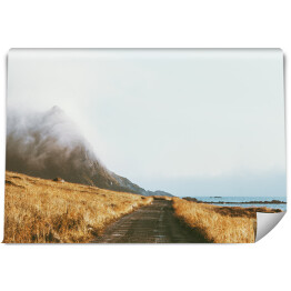 Fototapeta Mgliste góry krajobraz drogi w Norwegii Podróż tło sceneria natura spokojny mglisty widok minimalny styl