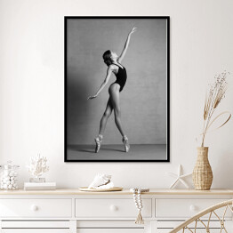 Plakat w ramie Ballerina w pointe shoes taniec w czarnym stroju