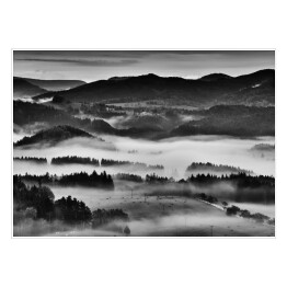 Plakat samoprzylepny Górzyste tereny z lasem we mgle