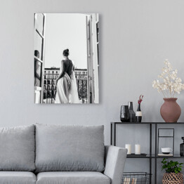 Obraz na płótnie Paryski poranek. Czarno biała fotografia kobiety na balkonie