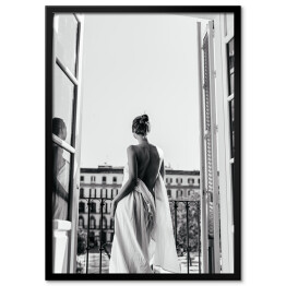 Plakat w ramie Paryski poranek. Czarno biała fotografia kobiety na balkonie