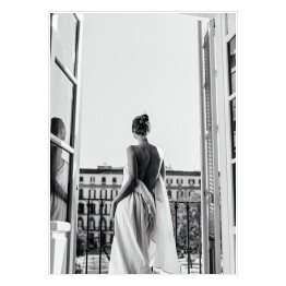 Plakat Paryski poranek. Czarno biała fotografia kobiety na balkonie