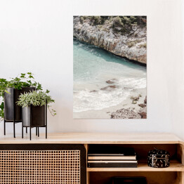 Plakat Letnia zatoka na plaży. Kreatywny, minimalny, jasny i zwiewny koncept stylizowany.