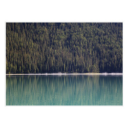 Plakat samoprzylepny Stroma góra porośnięta drzewami nad jeziorem