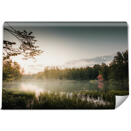 Fototapeta samoprzylepna Dom nad jeziorem we mgle