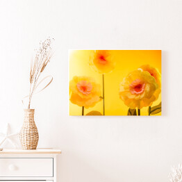 Obraz na płótnie Sztuczne żółte kwiaty w słonecznym świetle