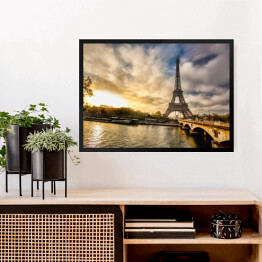 Obraz w ramie Wieża Eiffla, widok z łodzi na Sekwanie w Paryżu, Francja