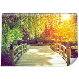 Fototapeta winylowa zmywalna Drewniany, jasny most w parku w słoneczny dzień