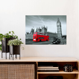Plakat samoprzylepny Czerwony autobus na czarno-białym tle Pałacu Westminsterskiego w Londynie