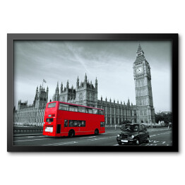 Obraz w ramie Czerwony autobus na czarno-białym tle Pałacu Westminsterskiego w Londynie