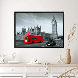 Obraz w ramie Czerwony autobus na czarno-białym tle Pałacu Westminsterskiego w Londynie
