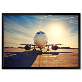 Plakat w ramie Duży samolot na tle wschodu słońca
