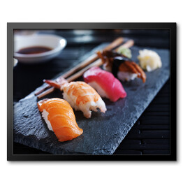 Obraz w ramie Kolorowe sushi na desce