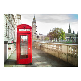 Plakat Big Ben i czerwona budka telefoniczna w Londynie przy zabytkowym budynku
