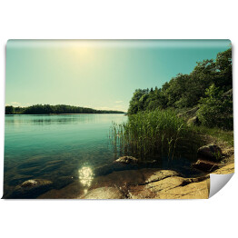 Fototapeta winylowa zmywalna Piękne wybrzeże z połyskującą taflą jeziora