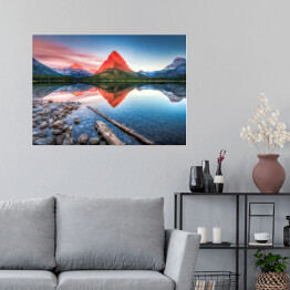 Plakat Czerwona góra i jej lustrzane odbicie w jeziorze - widok z brzegu usłanego kamieniami