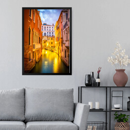 Obraz w ramie Wąski kanał nocą w Wenecji