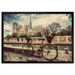 Plakat w ramie Rower na paryskiej ulicy, z Katedrą Notre Dame w tle, Francja