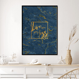 Plakat w ramie "Love more, worry less" - złota typografia na niebiesko złotej ścianie