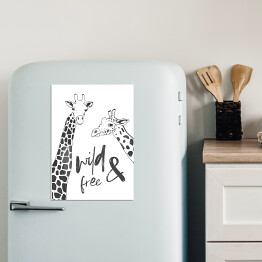 Magnes dekoracyjny Czarno białe żyrafy - ilustracja z napisem "wild & free"